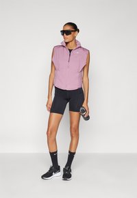 Nike Performance SWIFT VEST - Mellény - plum dust