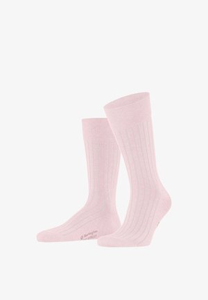 Paar hellrosa, gerippte Knöchelsocken, eines aufrecht stehend und eines schräg gelegen, schlichtes Design mit dezenter Markenkennzeichnung in der Nähe des Zehenbereichs.