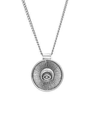 Collana con pendente d'argento, design circolare con motivo a occhio e linee radianti. Catena collegata con una finitura testurizzata.