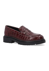 Slip-on obuv z burgundské kůže s krokodýlím vzorem, černou gumovou podrážkou a mírným podpatkem. Vyšité detaily na svršku.