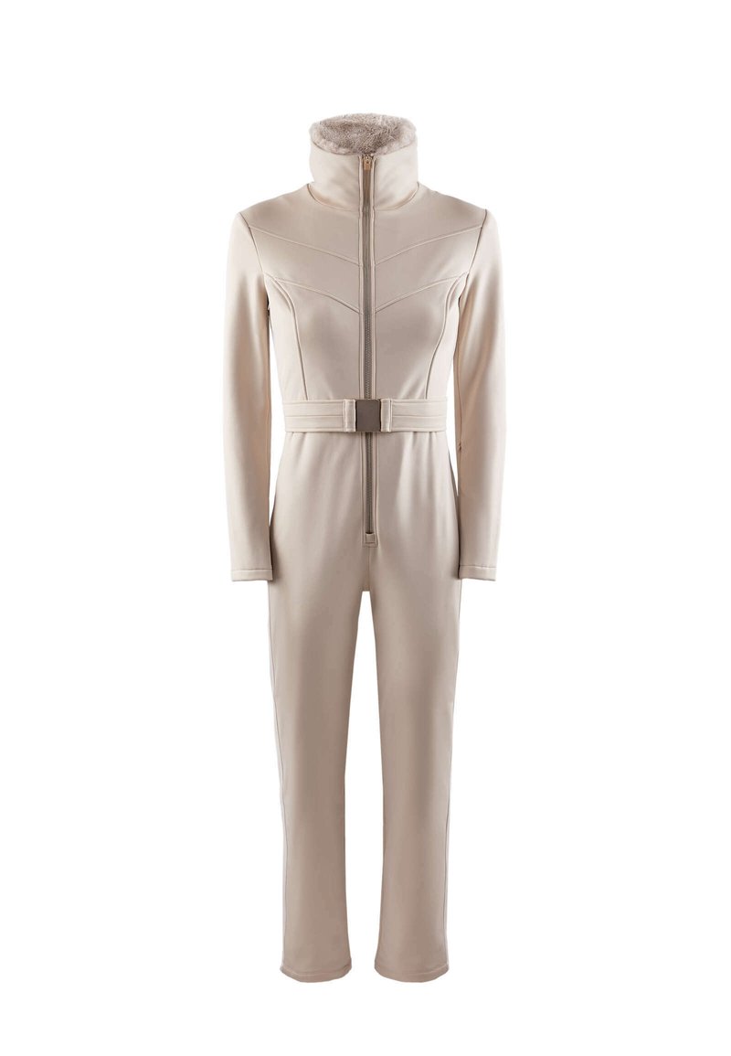 Mono de cuerpo entero beige con mangas largas, cuello alto forrado con pelaje sintético, cremallera frontal y cinturón a juego con hebilla rectangular.