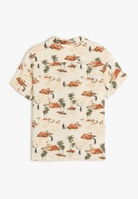 Camicia a maniche corte con sfondo crema e vivace stampa tropicale con montagne rosse, palme e barche a vela. Tessuto dalla consistenza liscia.