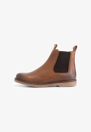 Bottines Chelsea en cuir marron avec une finition lisse, des panneaux élastiques noirs sur les côtés, une languette et une semelle en caoutchouc de couleur claire.