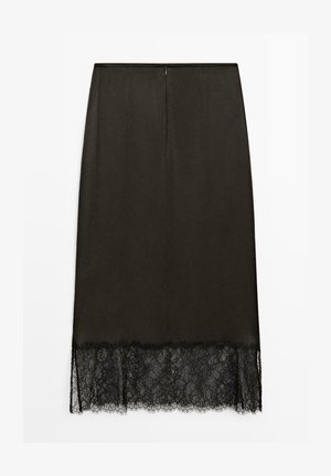 Zwarte kokerrok met een gladde stof bovenkant en een kanten rand aan de zoom, voorzien van een ritssluiting aan de achterkant.
