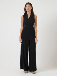 Μαύρος αμάνικος φόρεμα με σχέδιο V-λαιμού, φαρδιά γραμμή ποδιών και εφαρμοστό μπούστο. Λείος υφάσματος και ψηλή μέση.