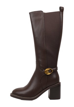 Bota alta de cuero marrón oscuro con tacón ancho, panel elástico en la caña y detalle de hebilla circular dorada cerca del tobillo.