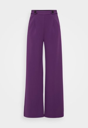 Pantaloni a gamba larga di un vivace colore viola, realizzati in tessuto morbido con vita sagomata che presenta due bottoni neri e pieghe frontali.