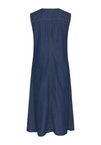 Robe sans manches en denim bleu foncé avec des surpiqûres visibles au centre du dos et sur le panneau supérieur du dos.