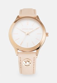 Hodinky Michael Kors s pouzdrem z růžového zlata, minimalistickým bílým ciferníkem, tenkými ručičkami a béžovým koženým řemínkem s logem MK v zlaté barvě.