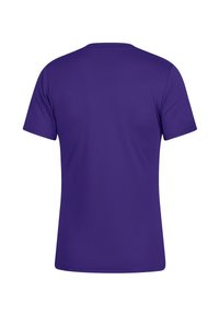 Maglietta corta viola, con collo tondo e tessuto liscio e leggero. Nessun motivo o accento è visibile sul retro.