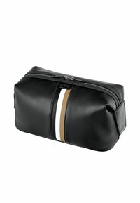 Trousse de toilette en cuir noir avec fermeture éclair, présentant une bande verticale détaillée en blanc et tan. Texture lisse, forme rectangulaire.