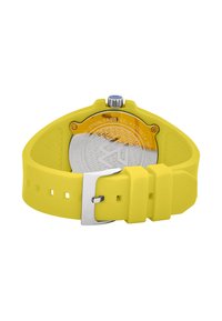 Orologio con cinturino in silicone giallo e retro in acciaio inossidabile, fibbia argentata e design testurizzato sul retro. Presenta una corona con un accento blu.