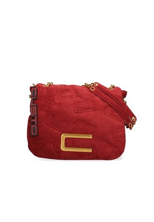 Rote Wildleder-Schultertasche mit goldener Kettenriemen, geprägtem Muster, großer goldener "C"-Verschluss und schwarzer-roter Markenetikette, die an der Seite hängt.