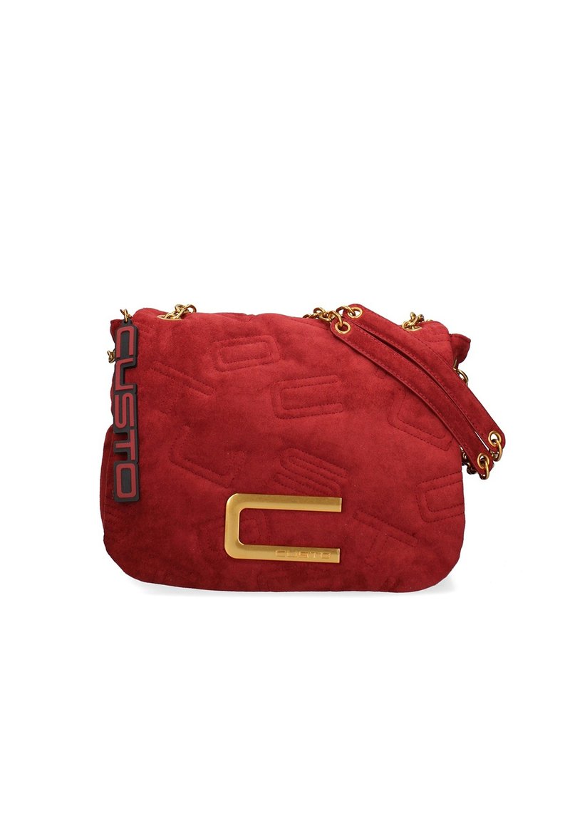 Sacoche en suede rouge avec bandoulière en chaîne dorée, motif embossé, grand fermoir en "C" doré et étiquette de marque noir-rouge suspendue sur le côté.