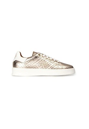 Zapatillas metálicas doradas con textura acolchada, acentos en blanco, puntera redonda, suela blanca acolchada y detalles con patrón en los laterales.