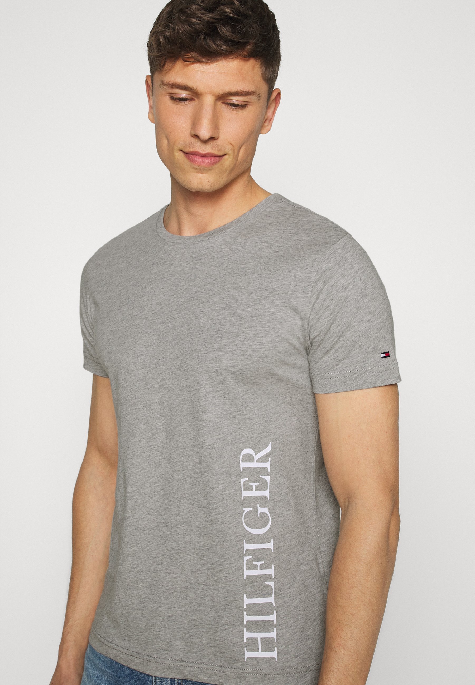 tommy hilfiger small logo t shirt