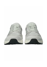 Ljust grå sneakers med en blandning av mocka och tyg, med en texturerad design, snörning fram och en svart gummisula.