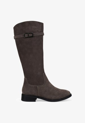 Bota de ante marrón oscuro hasta la rodilla con una correa de hebilla negra alrededor del tubo superior y un bajo tacón negro.