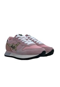Sneakers rosa in materiale scamosciato e rete, con lacci bianchi, un accento a forma di stella glitterata dorata e una suola in gomma nera.