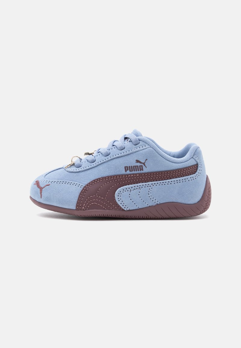 Ανοιχτό μπλε σουέντ αθλητικό παπούτσι Puma με καφέ ρίγα και σόλα, σχεδιασμός με κορδόνια και λογότυπο Puma στο πλάι και στα δάχτυλα.