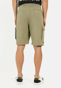 Khaki cargo shorts lavet af blød stof, med to sidelommer, en løs pasform og en kant, der falder lige over knæet.