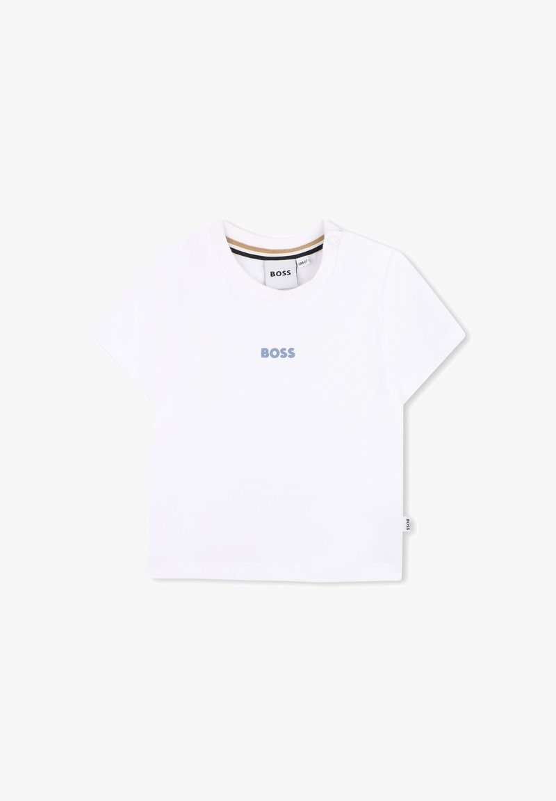 T-shirt en coton blanc à manches courtes et col rond. Présente un logo "BOSS" bleu sur le devant et une étiquette sur le côté.