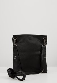 Černá kožená kabelka přes rameno s texturovaným povrchem, obdélníkovým tvarem, nastavitelným popruhem a stříbrnými kovovými detaily.