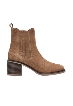 Brauner Veloursleder-Stiefelette mit Blockabsatz, elastischem Seiteneinsatz und Zuglasche hinten, gezeigt in rechter Seitenansicht vor weißem Hintergrund.
