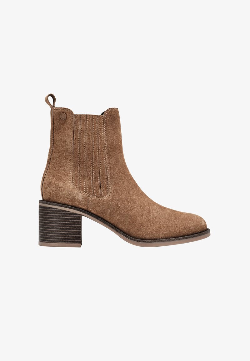 Bottine en daim marron avec talon bloc, panneau latéral élastique et languette au dos, vue de profil droit sur fond blanc.