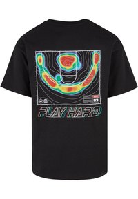 Sort bomulds t-shirt med et farverigt, abstrakt grafik på ryggen, med konturlinjer og teksten "PLAY HARD" i fede bogstaver.