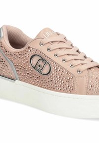 Sneaker rose avec des embellissements en strass, bout rond, surface texturée et semelle blanche ; présente des accents argentés et un logo sur la languette.