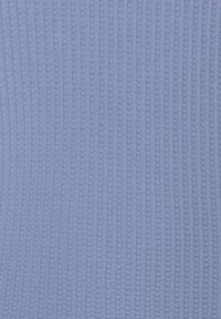 Hellblaues gestricktes Material mit einem strukturierten Rippmuster, das gleichmäßig verteilte vertikale Linien und ein weiches, gemütliches Aussehen aufweist.