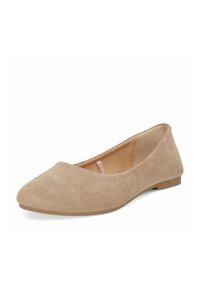 Zapato plano de ante beige con punta puntiaguda, suela baja y diseño minimalista.