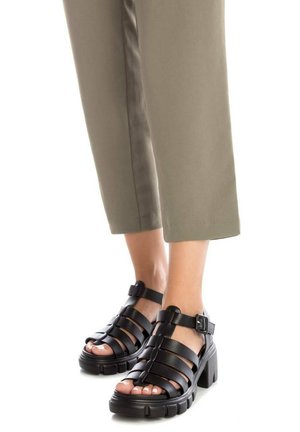 Refresh, Sandalias con plataforma - black