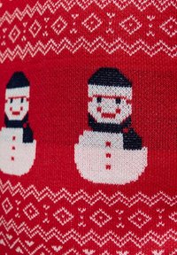 Tela de punto roja con dos diseños de muñecos de nieve que llevan sombreros y bufandas negras. Cuerpos de muñeco de nieve blancos con detalles de botones y patrones decorativos.