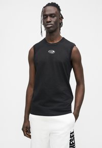 Schwarzes ärmelloses T-Shirt aus Baumwolle, mit rundem Ausschnitt und kleinem Logo auf der Brust. Glatte Textur und figurbetontes Design.