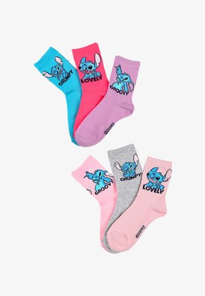 Drei Paar bunte Socken mit Cartoon-Charakteren. Die Farben umfassen Blau, Pink, Lila und Grau. Jede hat einzigartige Texte und Designdetails.