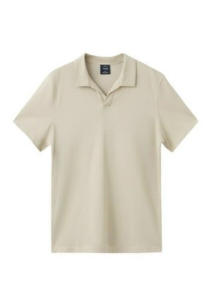 Tricou polo de culoare bej, cu mâneci scurte, guler și fără nasturi, expus pe un fundal alb.