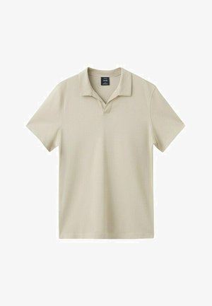 Tricou polo de culoare bej, cu mâneci scurte, guler și fără nasturi, expus pe un fundal alb.