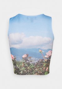Top bez rękawów z kwiecistym wzorem, przedstawiającym różowe róże na tle niebieskiego nieba i gór; wykonany z miękkiego materiału o dopasowanym kroju.