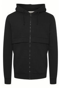 Sudadera con cremallera negra, cuenta con una capucha, bolsillos frontales y puños elásticos. Fabricada con una tela suave y lisa con un diseño de panel frontal plano.