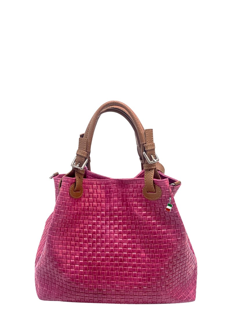 Sac à main en cuir tressé rose avec des anses en cuir marron, présentant une surface texturée et un petit détail de drapeau italien.