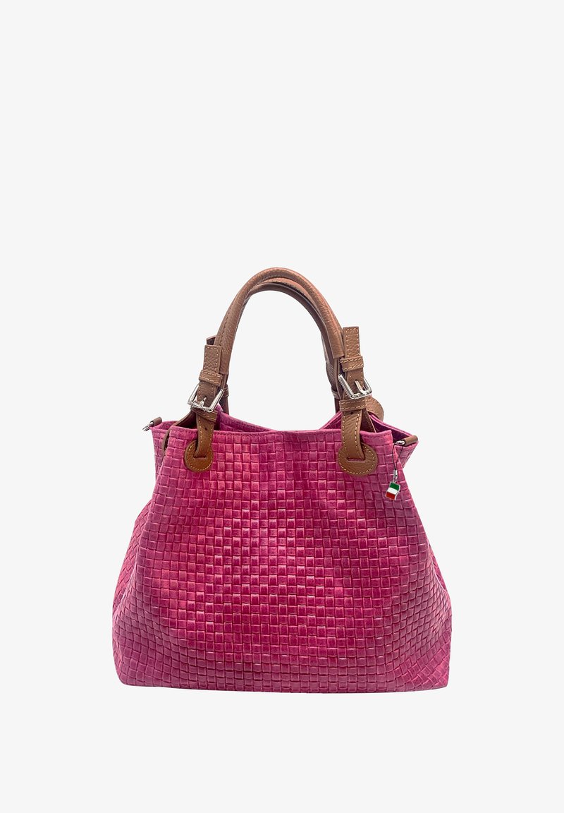Sac à main en cuir tressé rose avec des anses en cuir marron, présentant une surface texturée et un petit détail de drapeau italien.