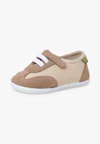 Chaussure beige et marron pour tout-petit avec des lacets élastiques blancs, une seule bride en velcro, des côtés en tissu texturé et une semelle blanche.