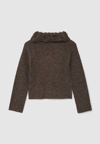 Pull brun tricoté avec un col haut et duveteux. Design court avec des manches longues. Texture douce et ourlet légèrement irrégulier.