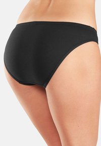 Crne bikini gaćice od glatke tkanine. Karakterizira ih minimalistički dizajn s umjerenim pokrivačem i šivenim šavovima za izdržljivost.