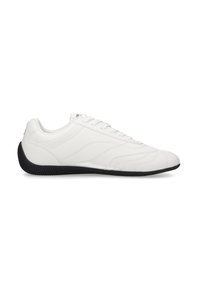 Weiße Ledersneaker mit strukturierter Oberfläche, schwarzer Gummisohle, Schnürdesign und dezenten gestickten Akzenten im Obermaterial.
