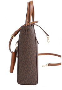 Borsa tote a motivi marroni con un design strutturato, dotata di manici in pelle e hardware color oro. La vista laterale mostra le doppie maniglie e la tracolla regolabile.