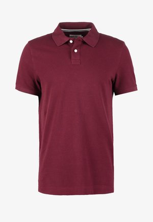 Polo em burgundy, mangas curtas, com placket de botões, colarinho canelado, feito de tecido de algodão, textura suave, design simples sem padrões.