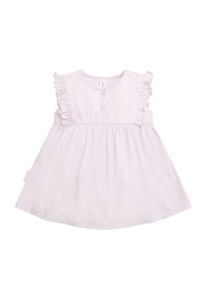 Vestido de bebé color violeta claro con bordado de ojales, hombros con volantes, dos botones frontales y cintura fruncida.